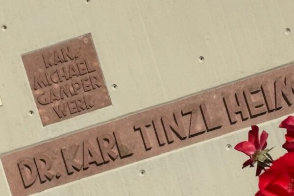 Dr Karl Tinzl Schrift Außenwand