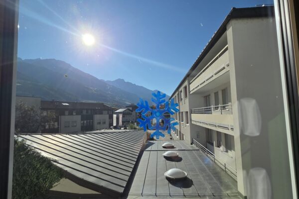 Fenster mit Sonne und Schneeflocke