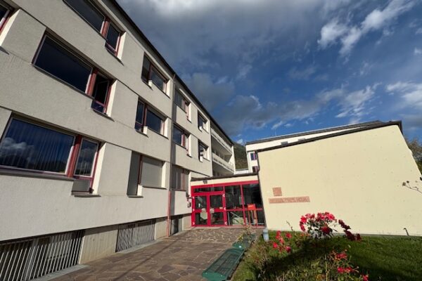 Gebäudekomplex mit Himmel