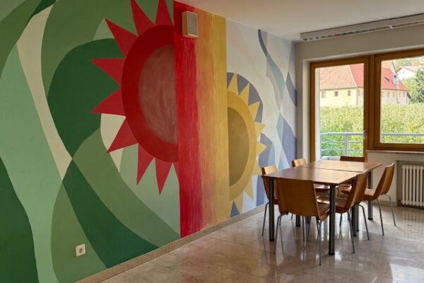 Tisch Stühle mit großer Sonne Wand