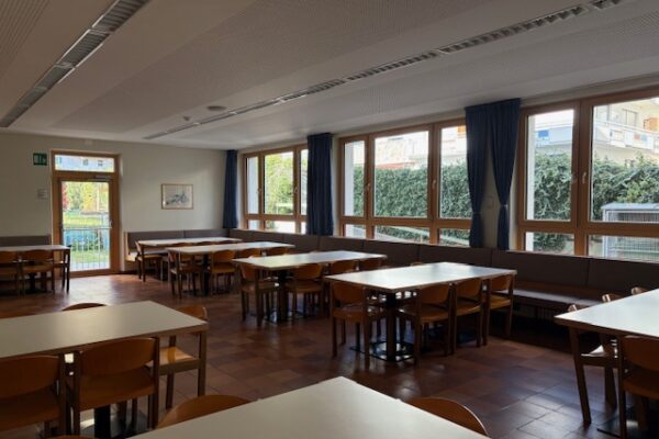 großer Saal mit Tischen