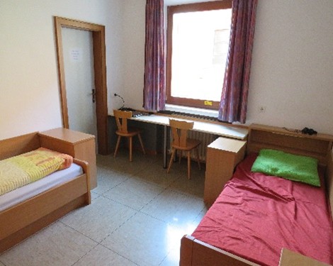 Bild10 Zimmer mit kl. Fenster und Betten