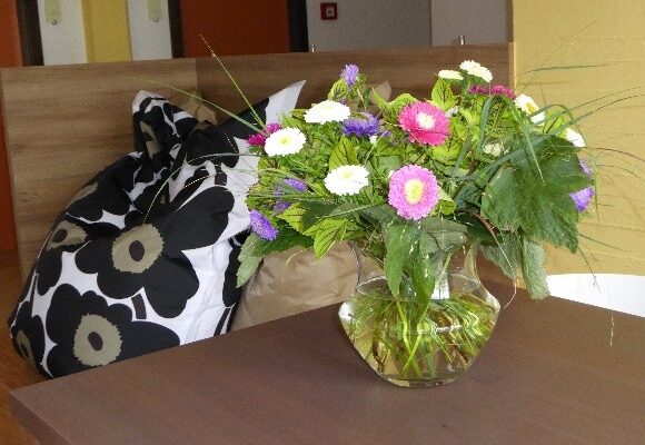 Bild12 Tisch mit Blumenstrauss