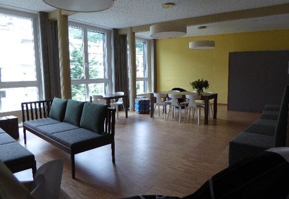 Bild13 großer Raum mit Sitzgelegenheiten