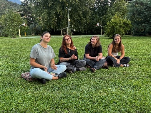 Bild19 Wiese mit 4 Personen