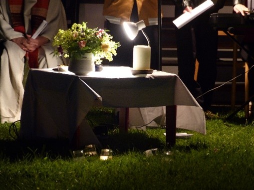 Bild20 Tisch mit Blumen und Kerze