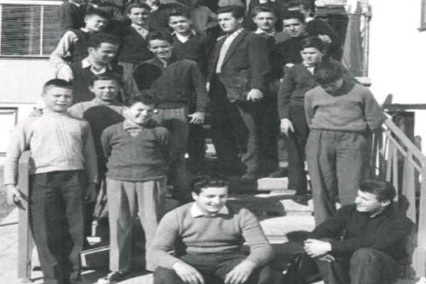 Bild5 sw Schüler auf der Treppe