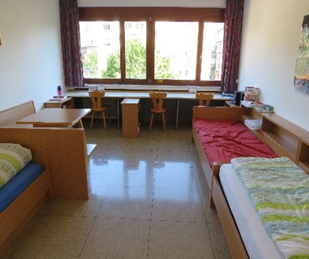 Bild9 Zimmer mit Bett u. gr. Fenster